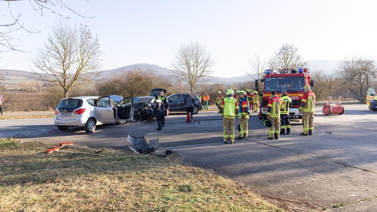 Ein 59-jähriger Opel-Fahrer übersah laut Angaben der Polizei beim Überholen vermutlich das entgegenkommende Auto eines 70-Jährigen und stieß frontal mit diesem zusammen.