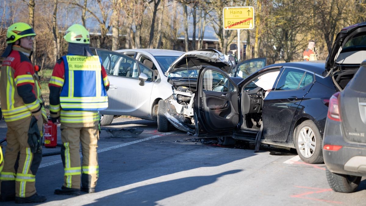 Aufgrund der Wucht des Zusammenstoßes prallte der Opel des 59-Jährigen anschließend gegen das Fahrzeug einer 49-Jährigen, die er zuvor überholen wollte.