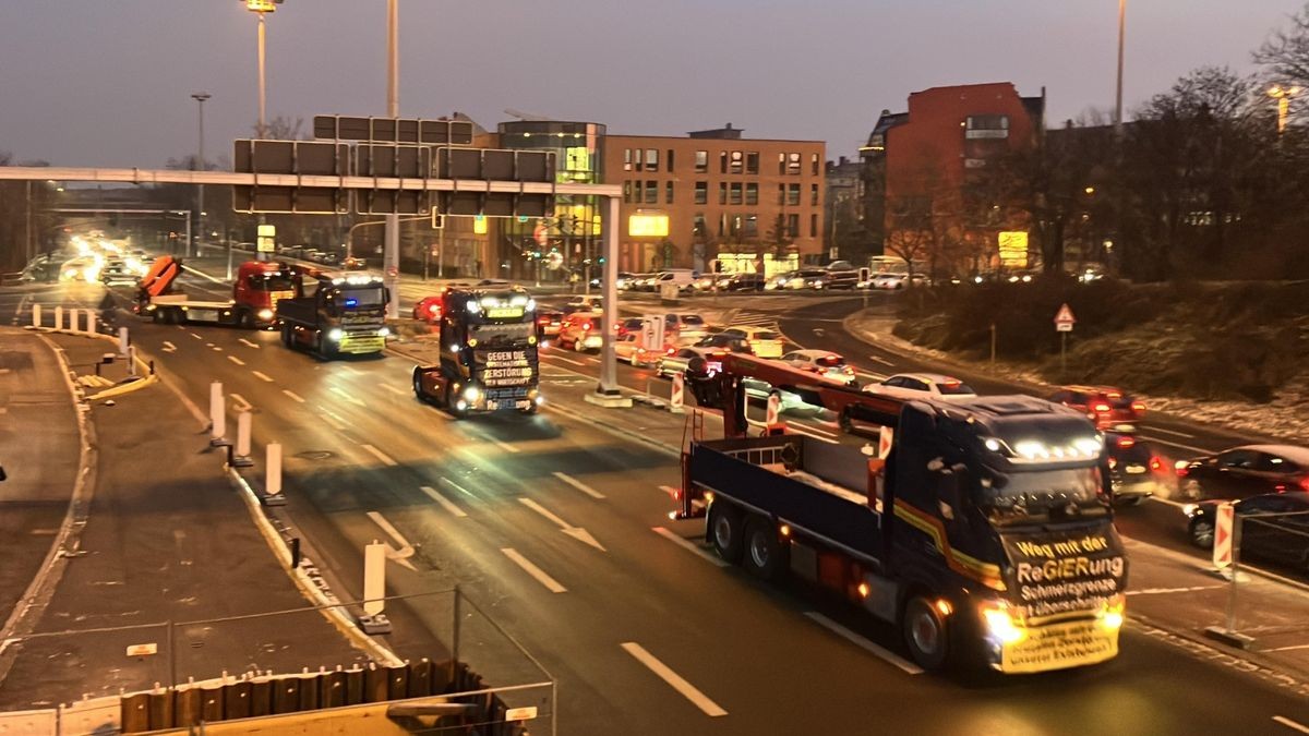 Am Donnerstagmorgen erreichte nach 7 Uhr den Erfurter Südosten. Die Fahrzeuge fuhren am Landtag vorbei in Richtung Innenstadt. Nach der Route über den Schmidtstedter Knoten, die Trommsdorffstraße und den Juri-Gagarin-Ring zog der Demonstrationstross über die B7 Richtung Weimar.