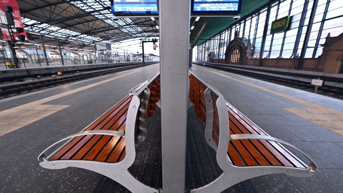 Menschenleer ist ein Bahnsteig im Erfurter Hauptbahnhof. Die Gewerkschaft Deutscher Lokomotivführer (GDL) hat zum Streik aufgerufen.