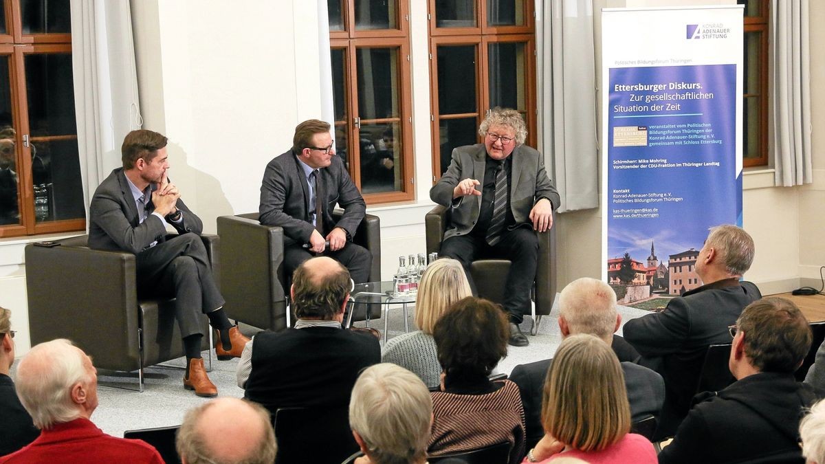 Im Gewehrsaal des Ettersburger Schlosses konnte Direktor Peter Krause (Mitte) unter anderem 2018 den Politikwissenschaftler Werner Patzelt (rechts) begrüßen. Der CDU-Landtagsabgeordnete Mike Mohring war damals Schirmherr der Veranstaltung.