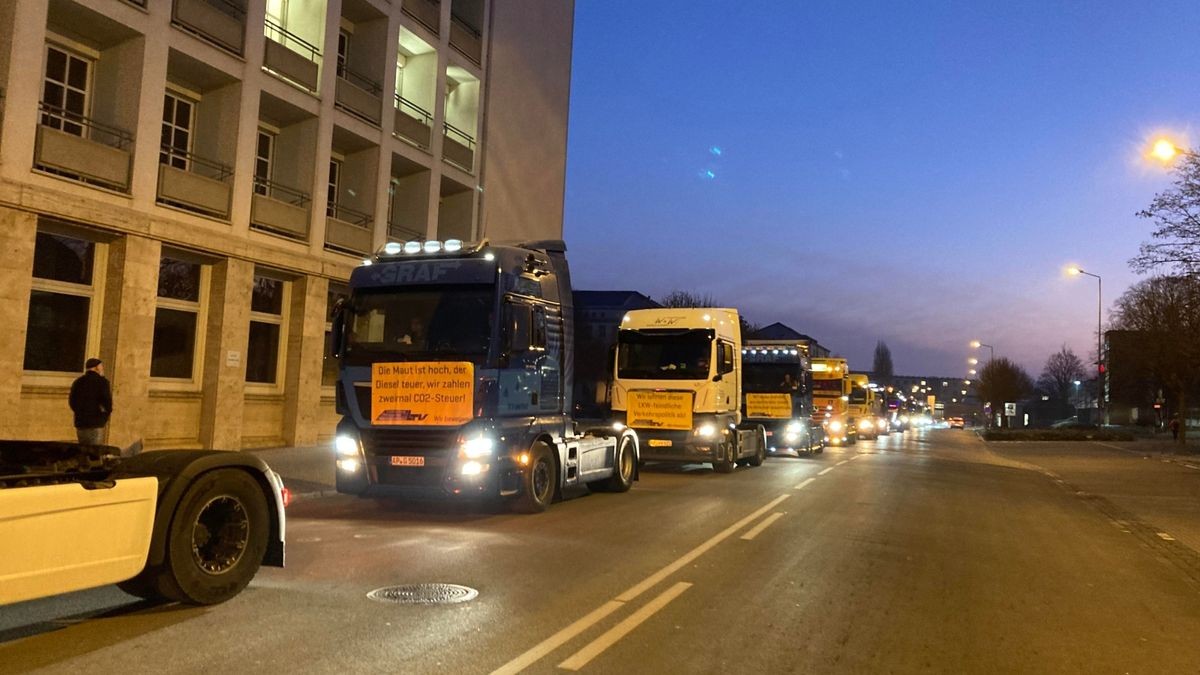 Am Donnerstagmorgen erreichte nach 7 Uhr den Erfurter Südosten. Die Fahrzeuge fuhren am Landtag vorbei in Richtung Innenstadt. Nach der Route über den Schmidtstedter Knoten, die Trommsdorffstraße und den Juri-Gagarin-Ring zog der Demonstrationstross über die B7 Richtung Weimar.