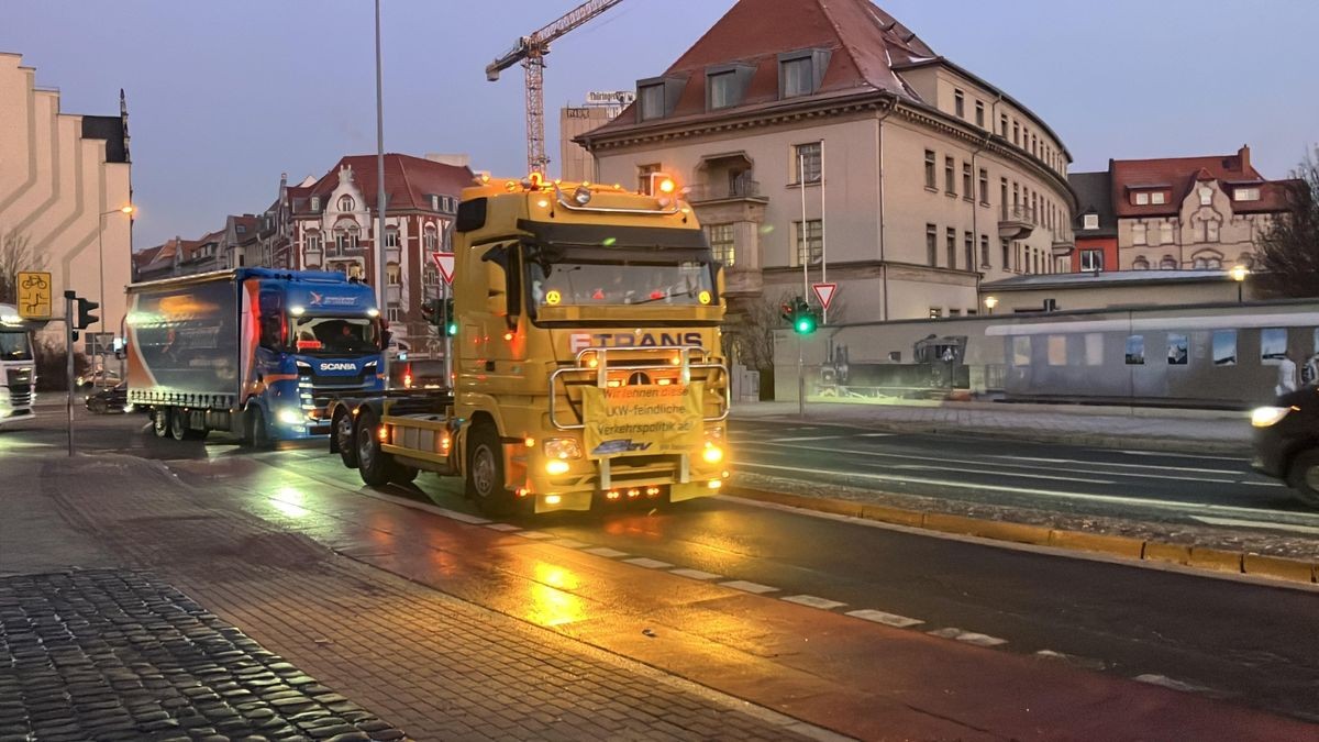 Am Donnerstagmorgen erreichte nach 7 Uhr den Erfurter Südosten. Die Fahrzeuge fuhren am Landtag vorbei in Richtung Innenstadt. Nach der Route über den Schmidtstedter Knoten, die Trommsdorffstraße und den Juri-Gagarin-Ring zog der Demonstrationstross über die B7 Richtung Weimar.