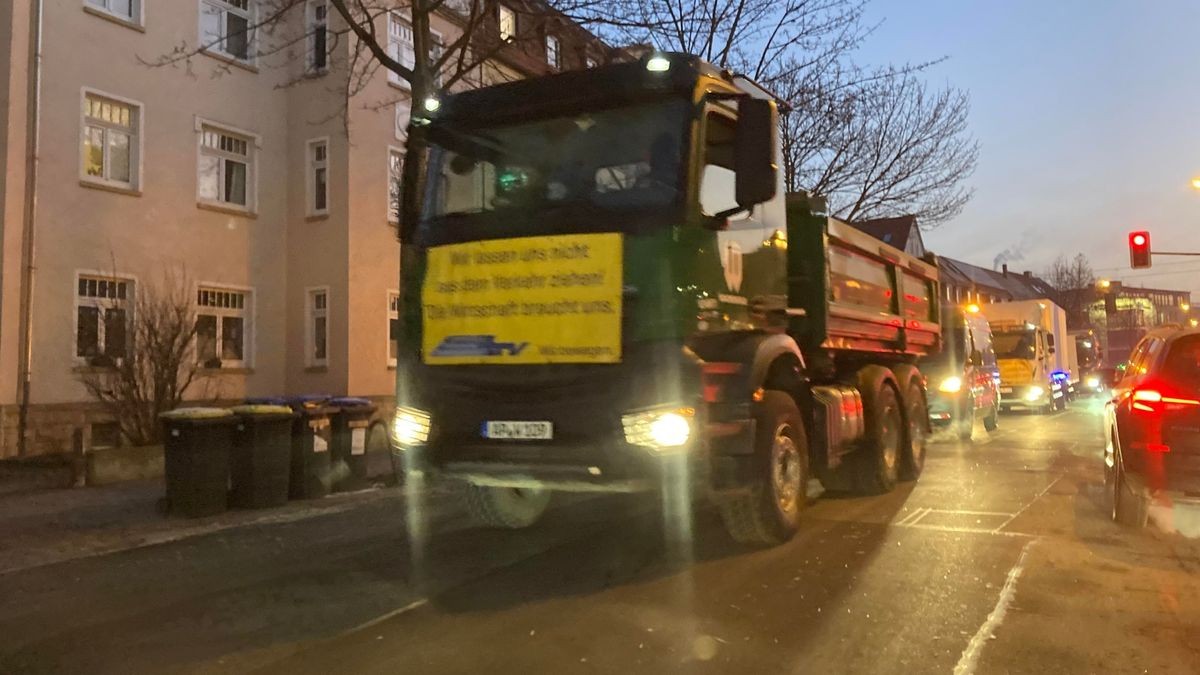 Am Donnerstagmorgen erreichte nach 7 Uhr den Erfurter Südosten. Die Fahrzeuge fuhren am Landtag vorbei in Richtung Innenstadt. Nach der Route über den Schmidtstedter Knoten, die Trommsdorffstraße und den Juri-Gagarin-Ring zog der Demonstrationstross über die B7 Richtung Weimar.