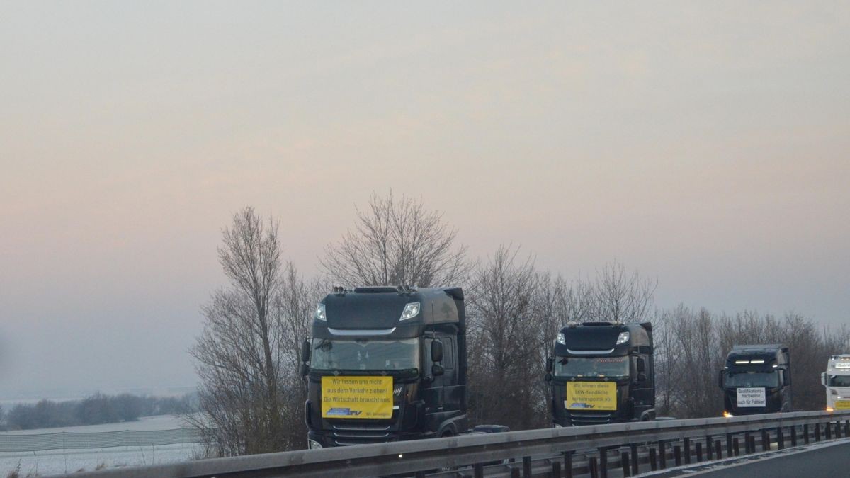 Am Donnerstagmorgen erreichte nach 7 Uhr den Erfurter Südosten. Die Fahrzeuge fuhren am Landtag vorbei in Richtung Innenstadt. Nach der Route über den Schmidtstedter Knoten, die Trommsdorffstraße und den Juri-Gagarin-Ring zog der Demonstrationstross über die B7 Richtung Weimar.