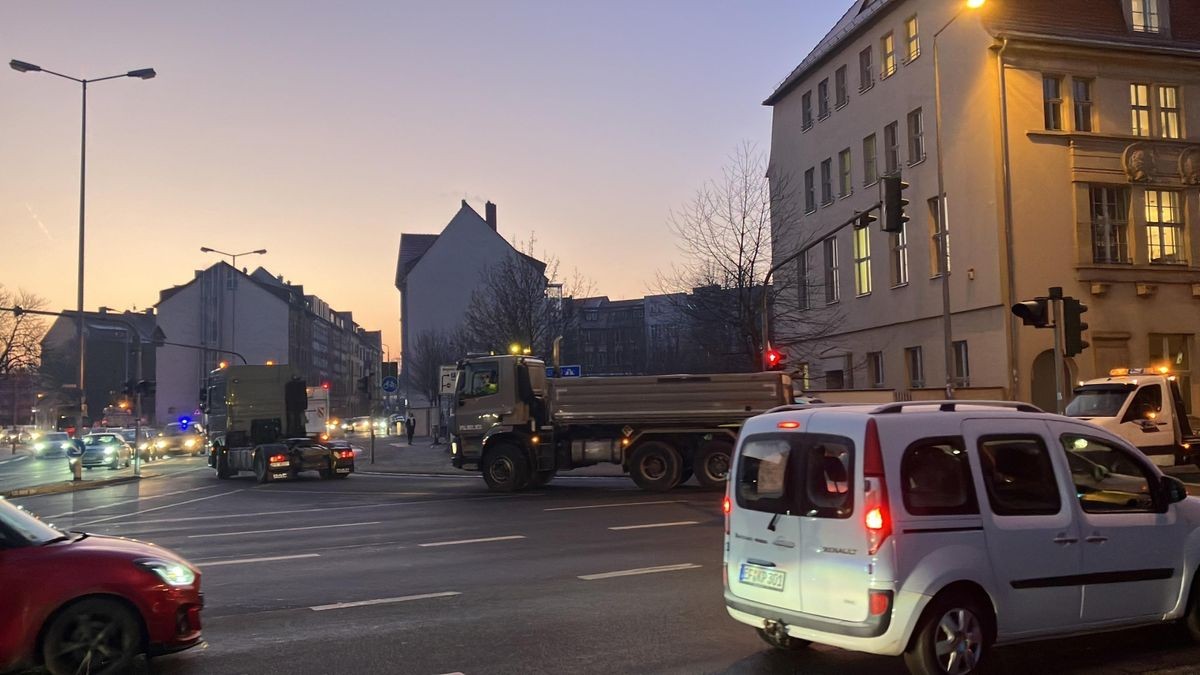 Am Donnerstagmorgen erreichte nach 7 Uhr den Erfurter Südosten. Die Fahrzeuge fuhren am Landtag vorbei in Richtung Innenstadt. Nach der Route über den Schmidtstedter Knoten, die Trommsdorffstraße und den Juri-Gagarin-Ring zog der Demonstrationstross über die B7 Richtung Weimar.