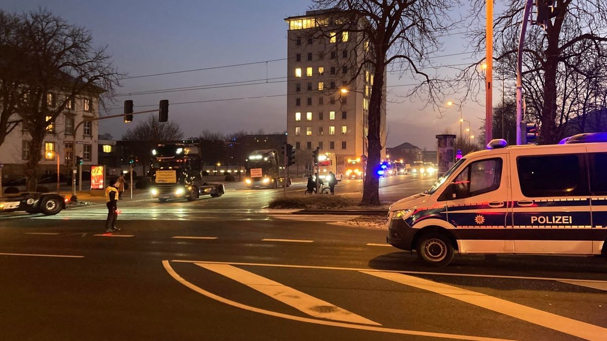 Am Donnerstagmorgen erreichte nach 7 Uhr den Erfurter Südosten. Die Fahrzeuge fuhren am Landtag vorbei in Richtung Innenstadt. Nach der Route über den Schmidtstedter Knoten, die Trommsdorffstraße und den Juri-Gagarin-Ring zog der Demonstrationstross über die B7 Richtung Weimar.