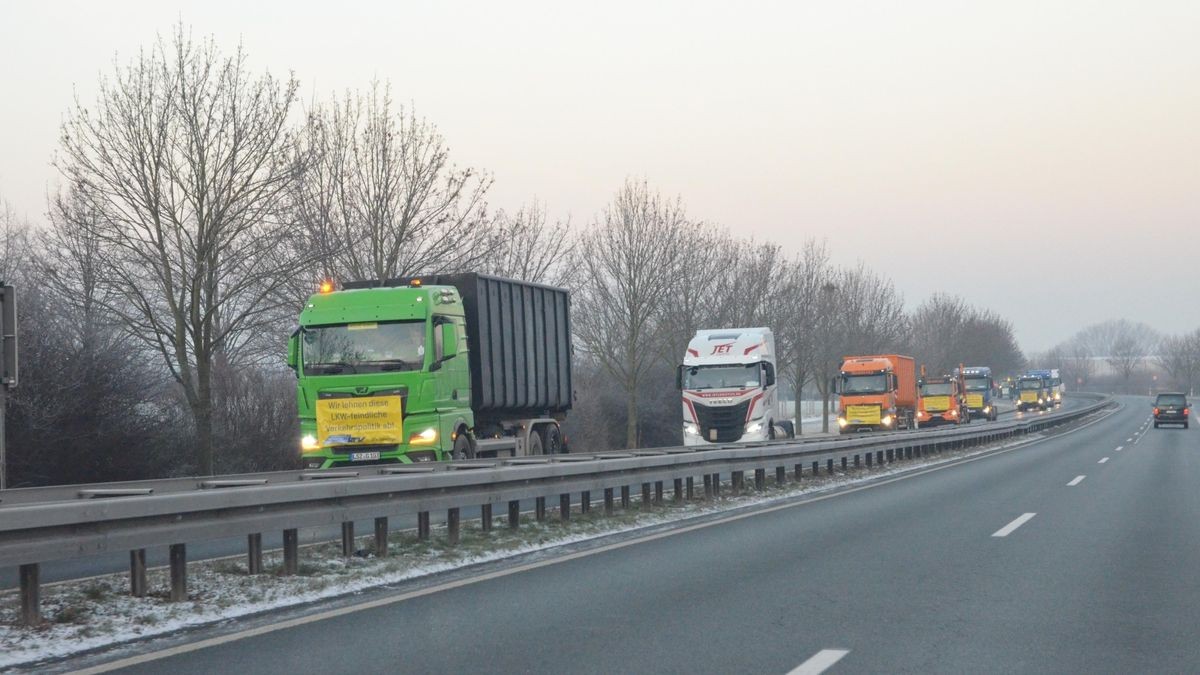 Am Donnerstagmorgen erreichte nach 7 Uhr den Erfurter Südosten. Die Fahrzeuge fuhren am Landtag vorbei in Richtung Innenstadt. Nach der Route über den Schmidtstedter Knoten, die Trommsdorffstraße und den Juri-Gagarin-Ring zog der Demonstrationstross über die B7 Richtung Weimar.