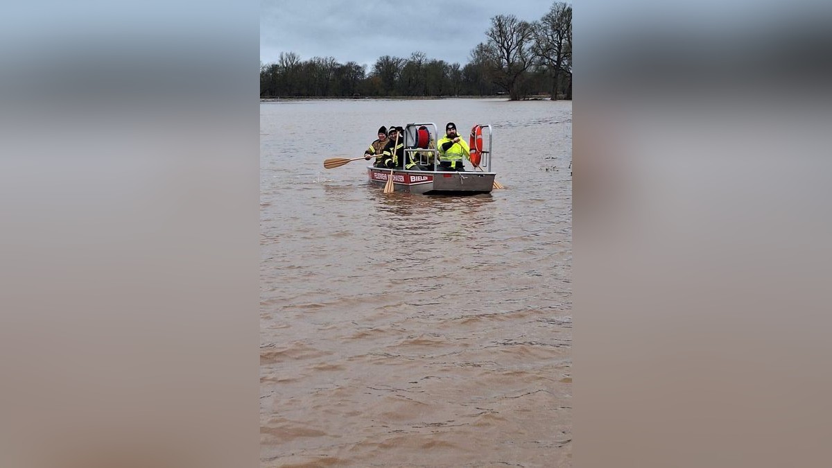 Alle Hände voll zu tun hatte die Freiwillige Feuerwehr von Bielen mit dem Hochwasser, das den Nordhäuser Ortsteil am Heiligen Abend heimsuchte. Unter anderem wurde mit einem Boot der Nordhäuser Feuerwehr  stündlich der Pegelstand der Zorge kontrolliert.