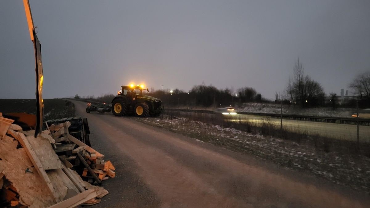 Die Landwirte setzen am Donnerstag im Landkreis Eichfeld ihren Protest fort. An drei Orten, wie hier gegenüber dem Heiligenstädter Gewerbegebiet an der A38, brachten sie ihren Protest gegen die Entscheidungen der Bundesregierung neben der Autobahn zum Ausdruck. 