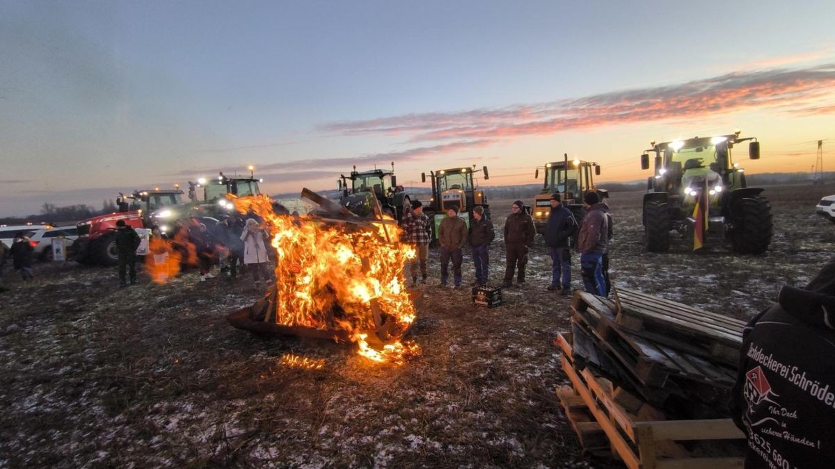 Die Landwirte zündeten ein Mahnfeuer an der A4.