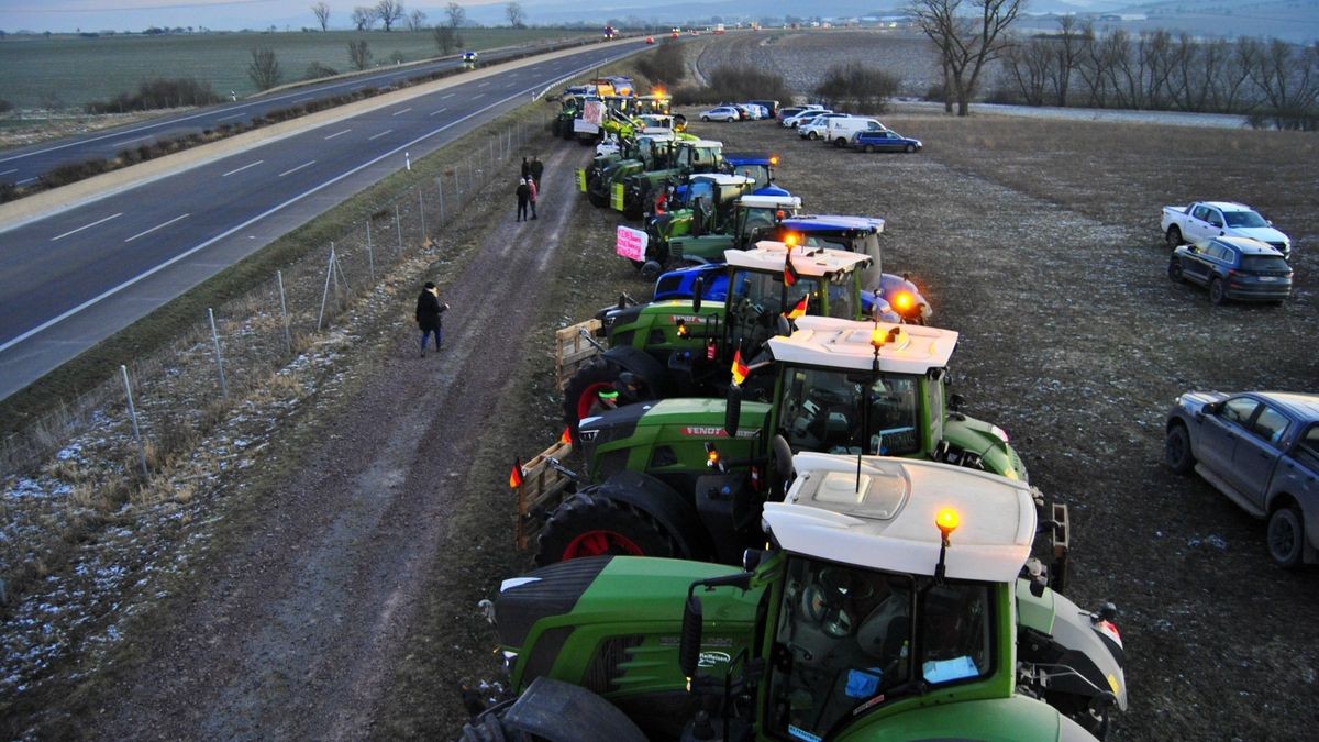 Die Landwirte demonstrierten zwischen Ebenheim und Ettenhausen gegen die Agrar-Politik der Bundesregierung und der EU.