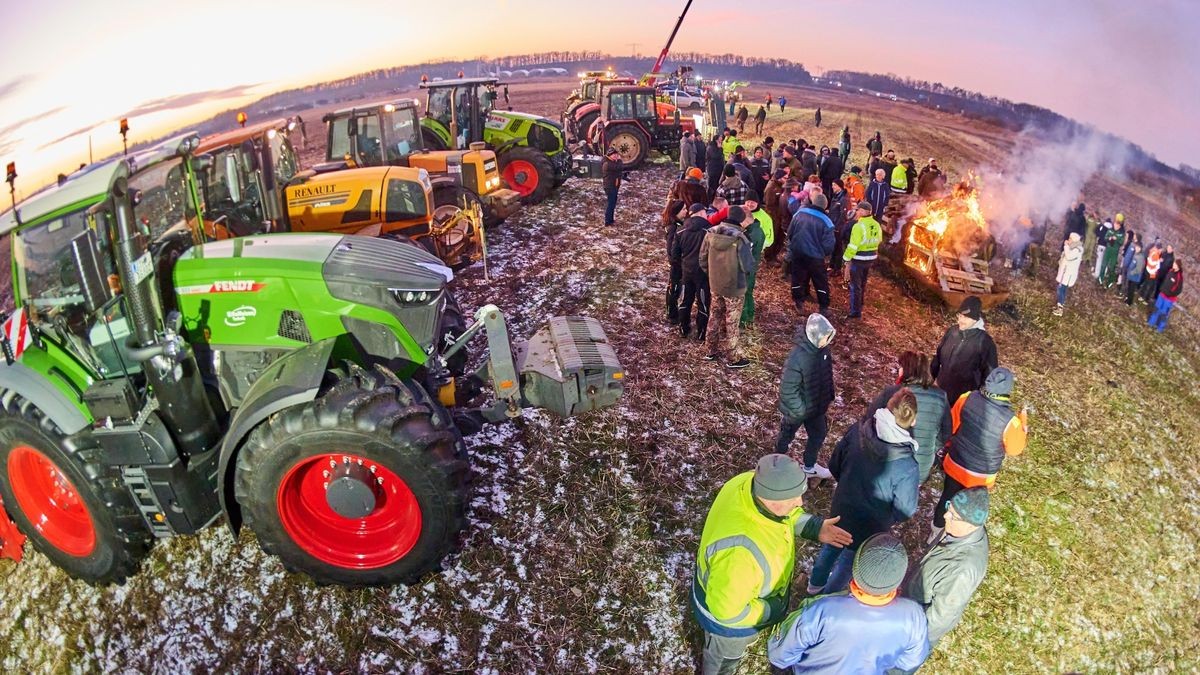 Auf einem Feld nahe der Bundesautobahn A4 zwischen Schwabhausen und Wechmar demonstrieren rund 80 Menschen und mehr als 25 Traktoren gegen die Kürzungen der Bundesregierung auf dem Gebiet der Agrarsubventionen. Vorbeifahrende Lkw drücken ihre Zustimmung durch lautes hupen aus.