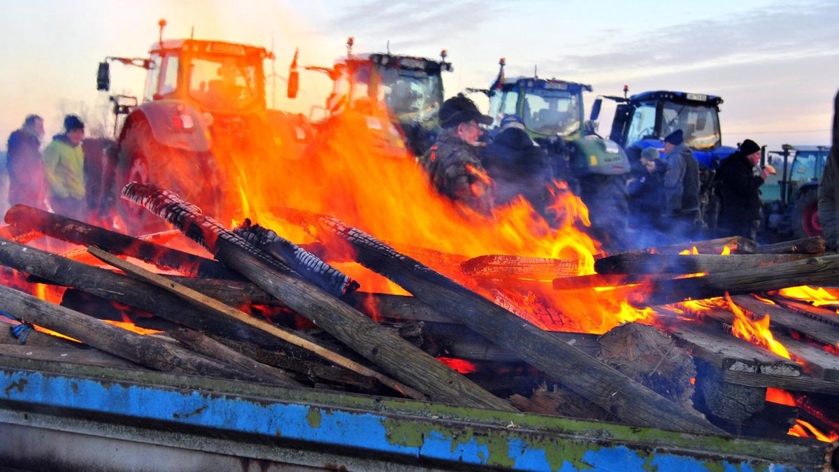 Landwirte aus dem Landkreis Gotha und dem Wartburgkreis entzündeten bereits vor zwei Wochen Mahnfeuer an der A4 zwischen Ettenhausen und Ebenheim.