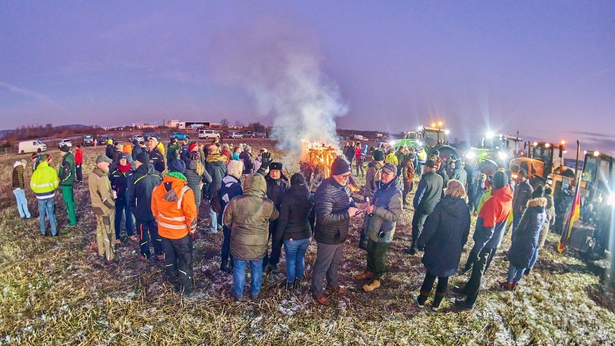 Auf einem Feld nahe der Bundesautobahn A4 zwischen Schwabhausen und Wechmar demonstrieren rund 80 Menschen und mehr als 25 Traktoren gegen die Kürzungen der Bundesregierung auf dem Gebiet der Agrarsubventionen. Vorbeifahrende Lkw drücken ihre Zustimmung durch lautes hupen aus.