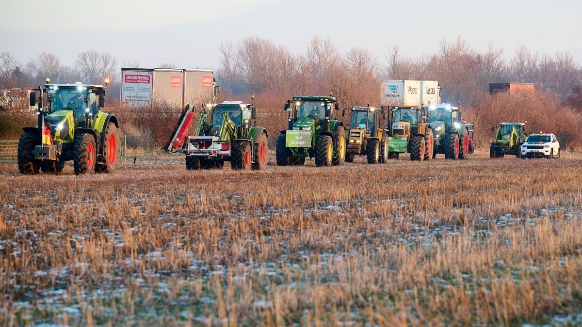 Auf einem Feld nahe der Bundesautobahn A4 zwischen Schwabhausen und Wechmar demonstrieren rund 80 Menschen und mehr als 25 Traktoren gegen die Kürzungen der Bundesregierung auf dem Gebiet der Agrarsubventionen. Vorbeifahrende Lkw drücken ihre Zustimmung durch lautes hupen aus.