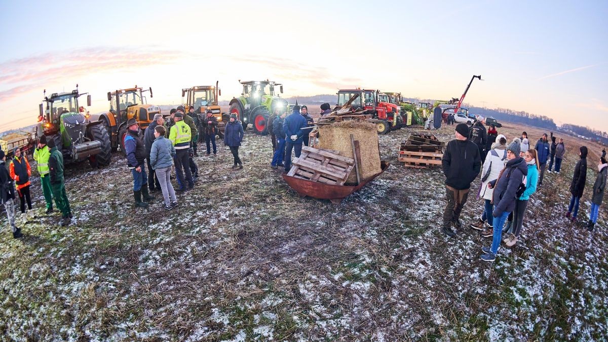 Auf einem Feld nahe der Bundesautobahn A4 zwischen Schwabhausen und Wechmar demonstrieren rund 80 Menschen und mehr als 25 Traktoren gegen die Kürzungen der Bundesregierung auf dem Gebiet der Agrarsubventionen. Vorbeifahrende Lkw drücken ihre Zustimmung durch lautes hupen aus.