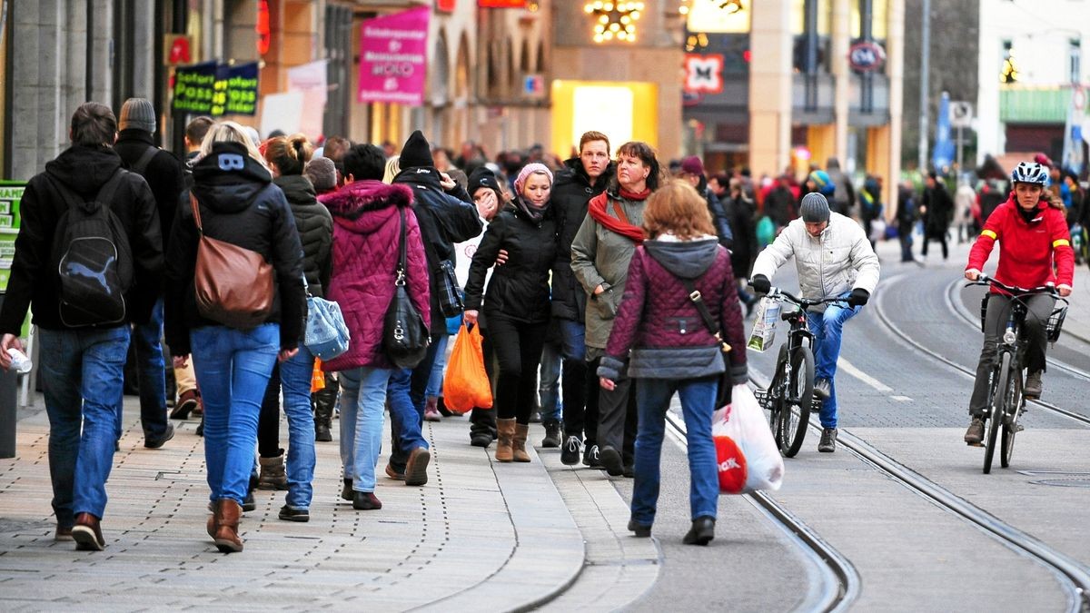 Gehen die Erfurter bummeln und lassen sich treiben oder shoppen sie im Internet und nutzen die Stadt nur für gezielte Besorgungen? Ihr Verhalten prägt den Innenstadt-Handel (Symbolfoto).