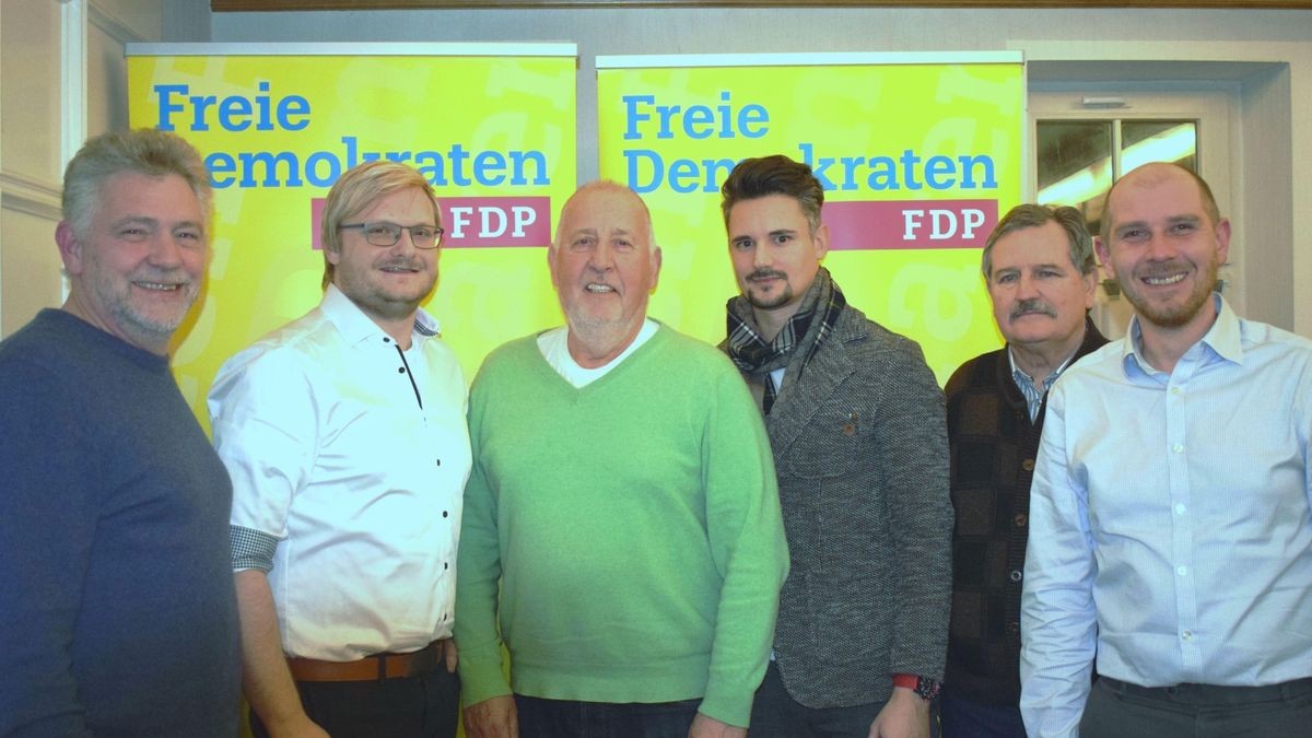 Steffen Hildebrandt (von links), Kandidat der FDP für die Landratswahl in diesem Jahr, Daniel Fuchs, Volkmar Beckmann, Daniel Seidel, Peter Zimmermann und FDP-Kreisvorsitzender Martin Miethlau nach der Wahl.