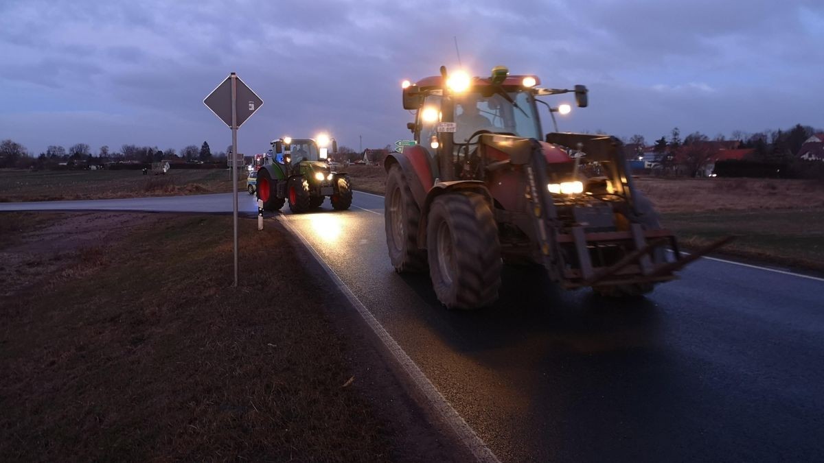 Landwirte, Spediteure und Unternehmer demonstrierten am Montag auf einer Bundesstraße im Kreis Gotha.