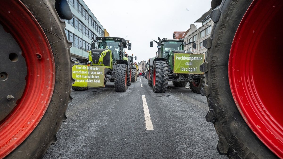 Traktoren stehen am 8. Januar während einer Blockade am Erfurter Juri-Gagarin-Ring. Auch diese Woche soll es in Erfurt wieder zu Protesten kommen.