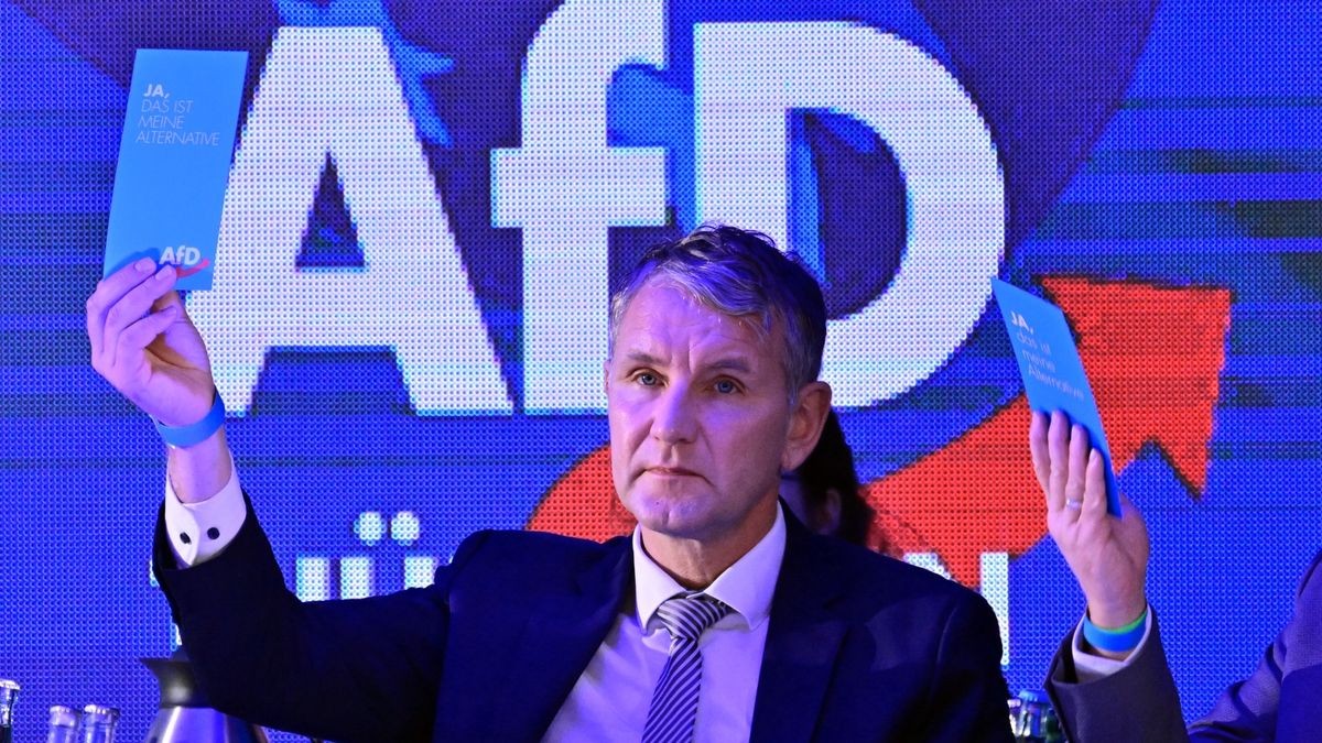 Björn Höcke, AfD-Landeschef, sitzt im Saal des Hotel Pfiffelburg während des Landesparteitags der AfD.