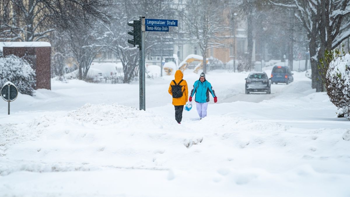 Weil es wegen des erwarteten heftigen Schneefalls am Nachmittag Einschränkungen bei den Schulbussen geben könnte, haben erste Schulen im Landkreis Schüler nach Hause geschickt (Archiv-Foto aus dem Februar 2021).