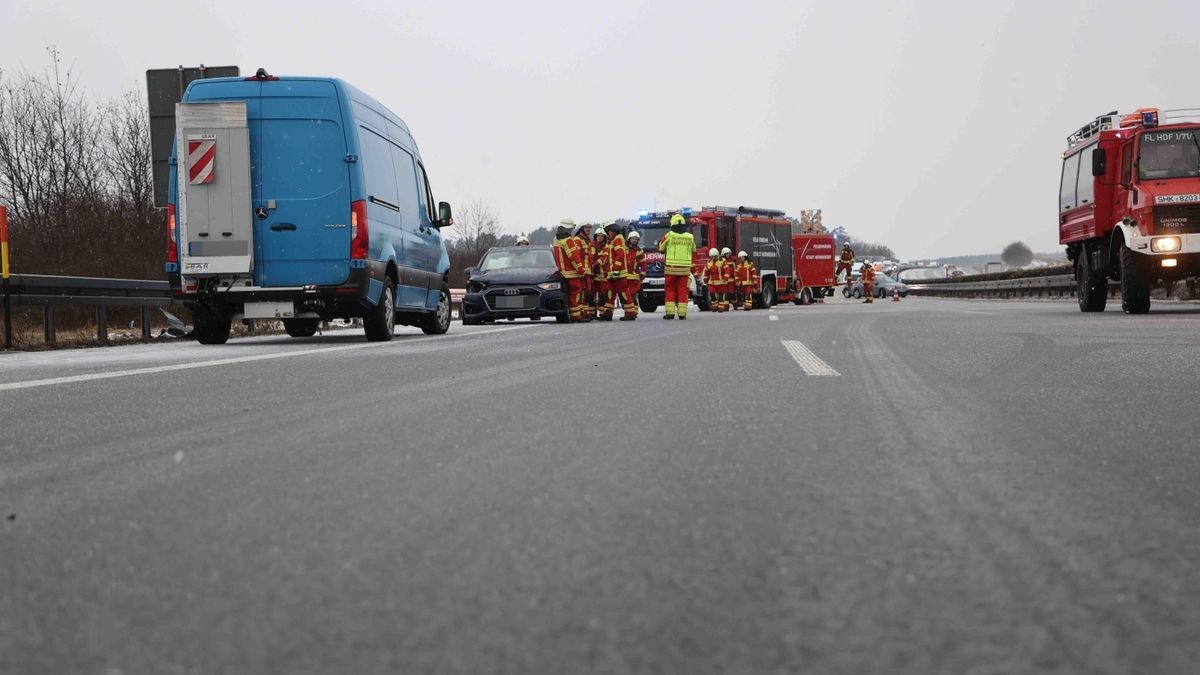 Auf der A4 hat es am Mittwoch einen Glätteunfall gegeben, in dem ein Pkw, ein Transporter und ein Lkw verwickelt waren. Verletzt wurde niemand.