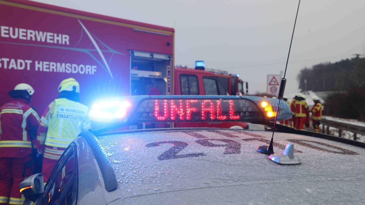 Auf der A4 hat es am Mittwoch einen Glätteunfall gegeben, in dem ein Pkw, ein Transporter und ein Lkw verwickelt waren. Verletzt wurde niemand.