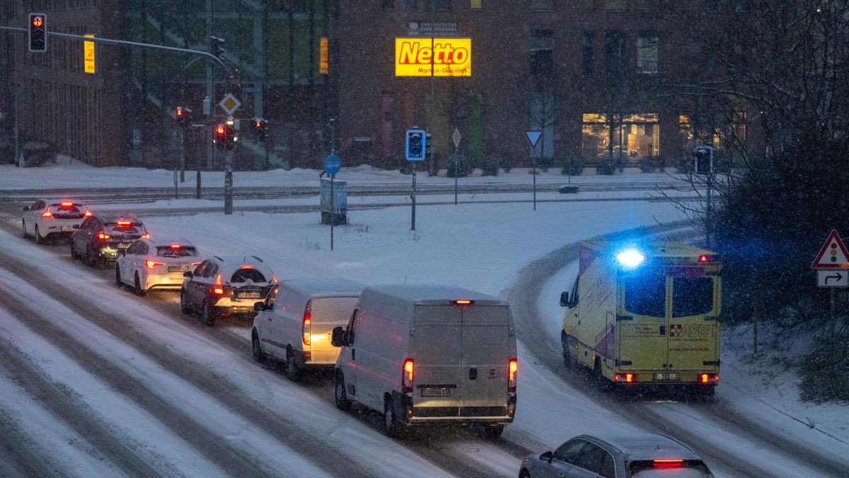 Ein Rettungswagen fährt am späten Nachmittag in der Erfurter Innenstadt.