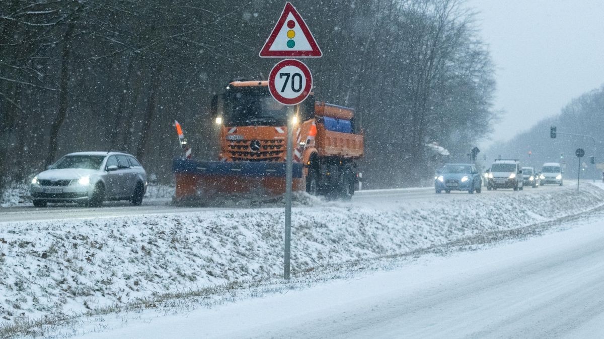 Ein Schneepflug fährt am Nachmittag am Stadtrand von Erfurt.