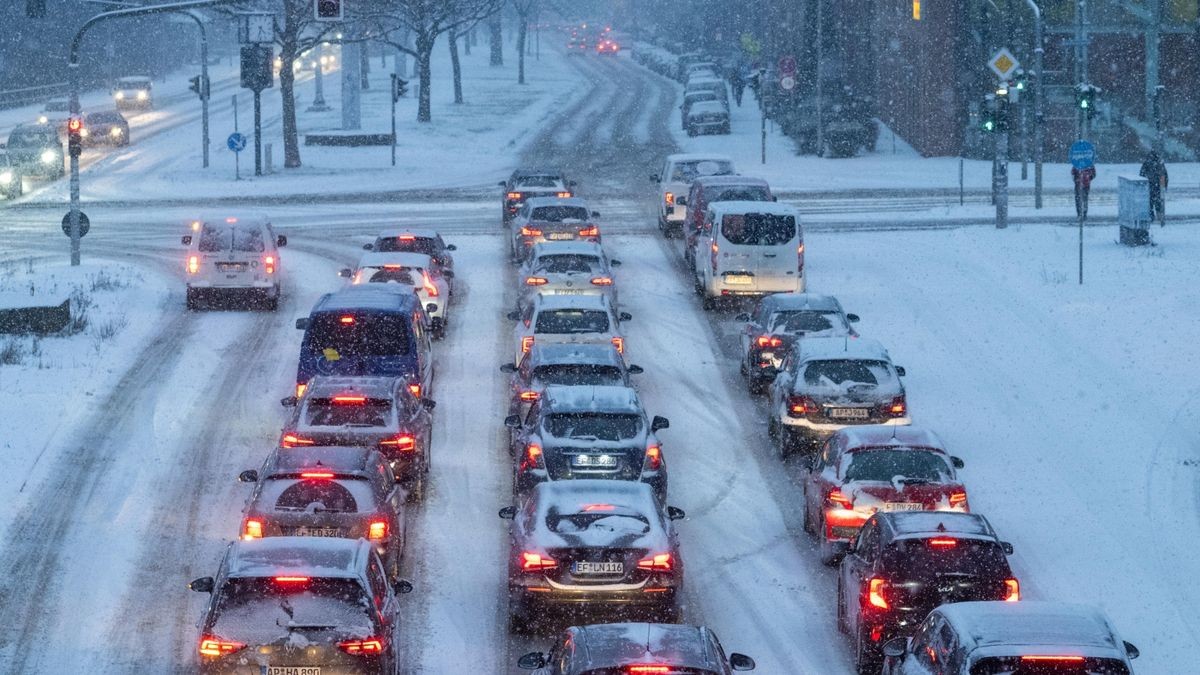 Autos stehen an einer Ampel an der Erfurter Staufenbergallee.