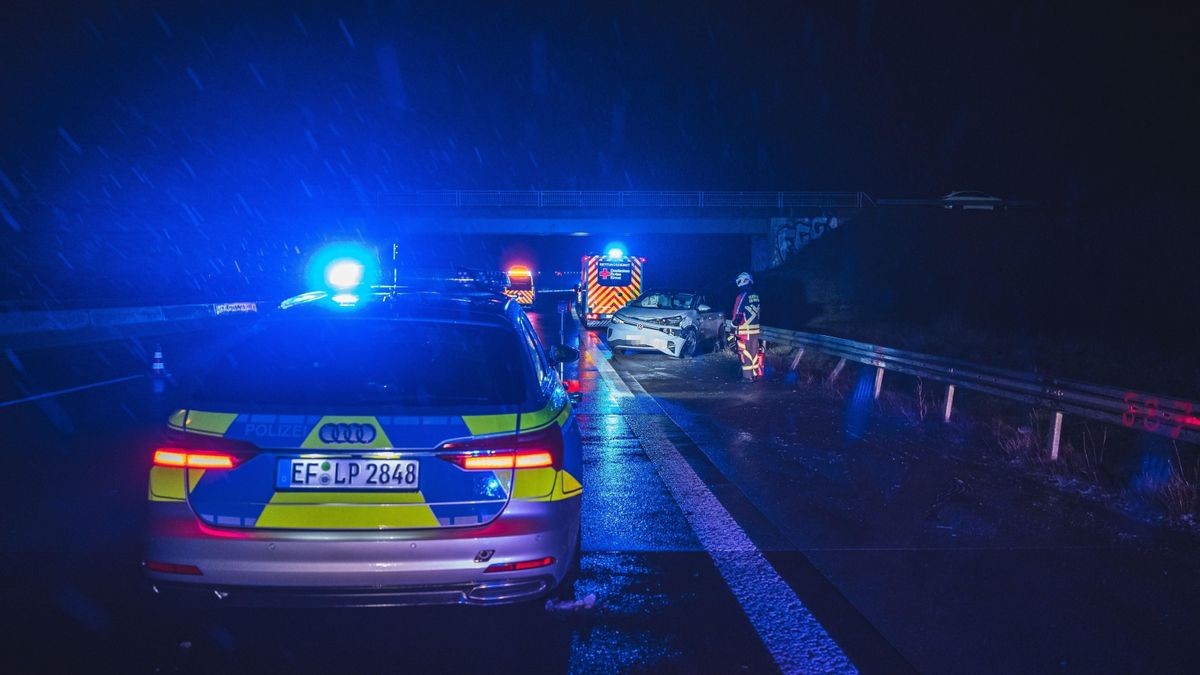 Er berührte zuerst die Fahrbahnbegrenzung auf der linken Spur, schleuderte dann bis auf den Standstreifen und verkeilte sich mit seinem Fahrzeug in der Leitplanke.