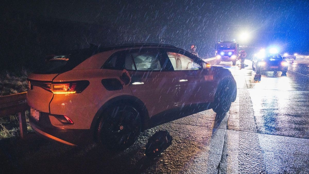 Die Fahrbahn der A4 war kurzzeitig voll gesperrt.