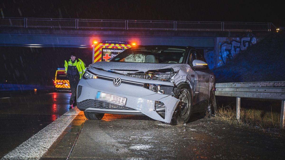 Nach ersten Informationen hat der Fahrer wegen Glätte die Kontrolle über seinen VW verloren.