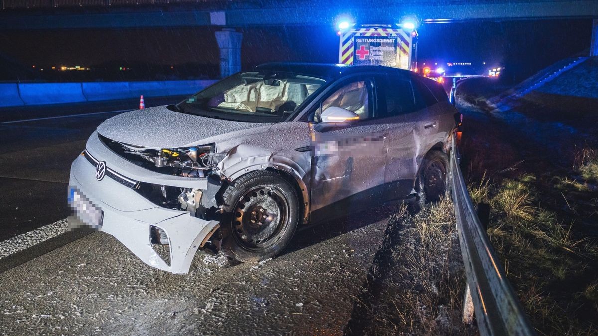 Der Fahrer wurde durch den Unfall leicht verletzt.