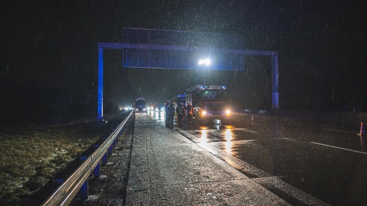 Die Fahrbahn der A4 war kurzzeitig voll gesperrt.