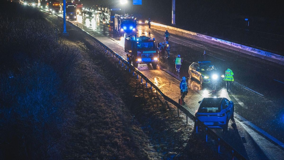 Die Fahrbahn der A4 war kurzzeitig voll gesperrt.