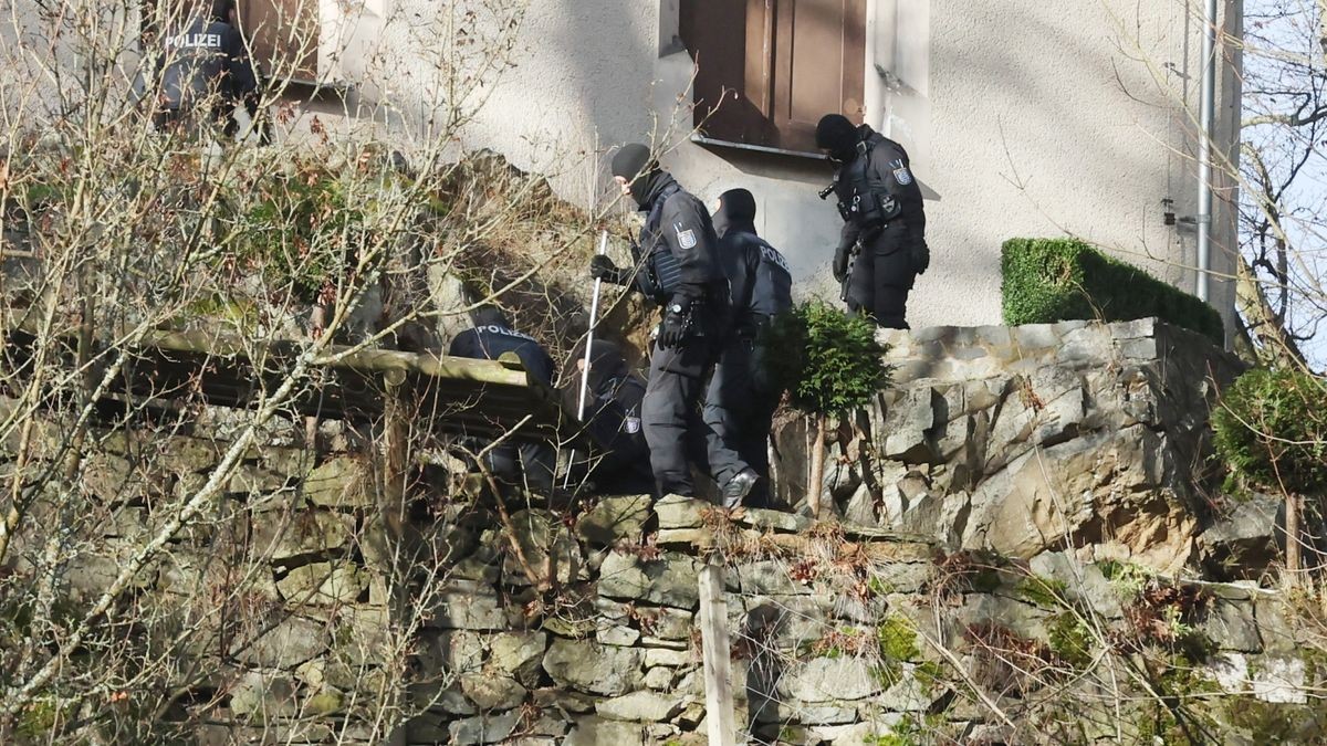 Einsatzkräfte der Polizei untersuchen am Mittwochvormittag eine Mauer am Schloss Weidmannsheil in Ostthüringen (Archivbild).