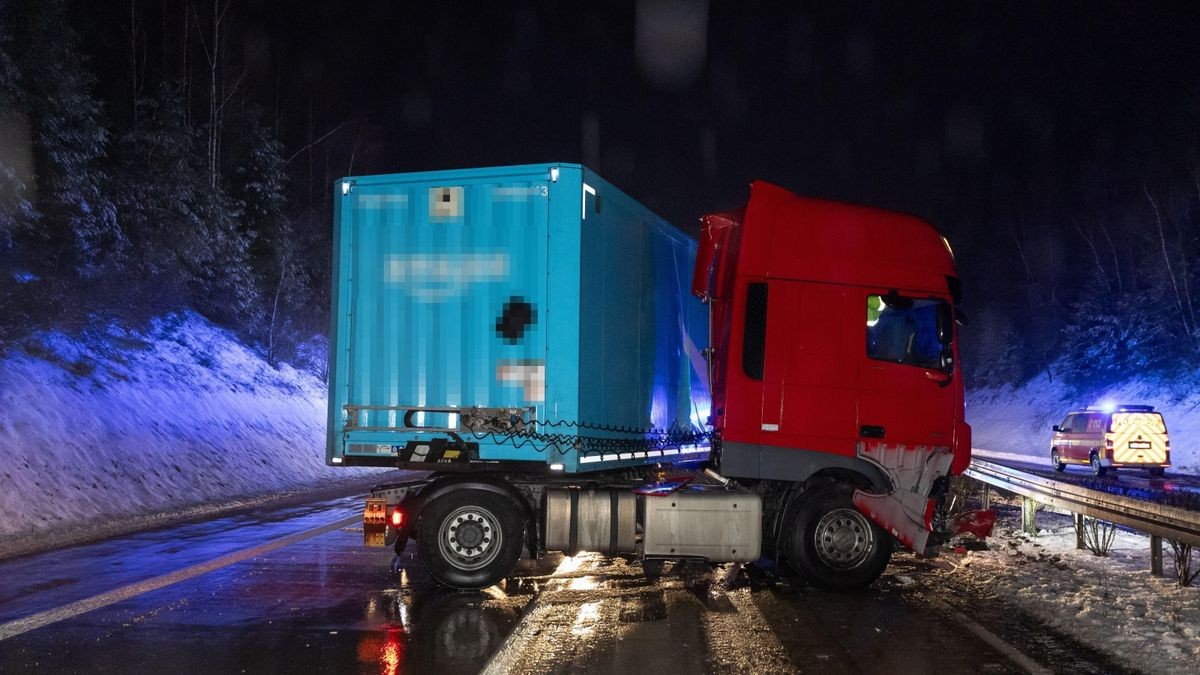 Am Mittwochabend sorgte überfrierende Nässe und Glatteis für ein Chaos auf der Autobahn A71 in Richtung Suhl zwischen den Anschlussstellen Meiningen-Nord und dem Dreieck Suhl.