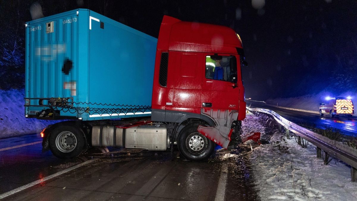 Am Mittwochabend sorgte überfrierende Nässe und Glatteis für ein Chaos auf der Autobahn A71 in Richtung Suhl zwischen den Anschlussstellen Meiningen-Nord und dem Dreieck Suhl.