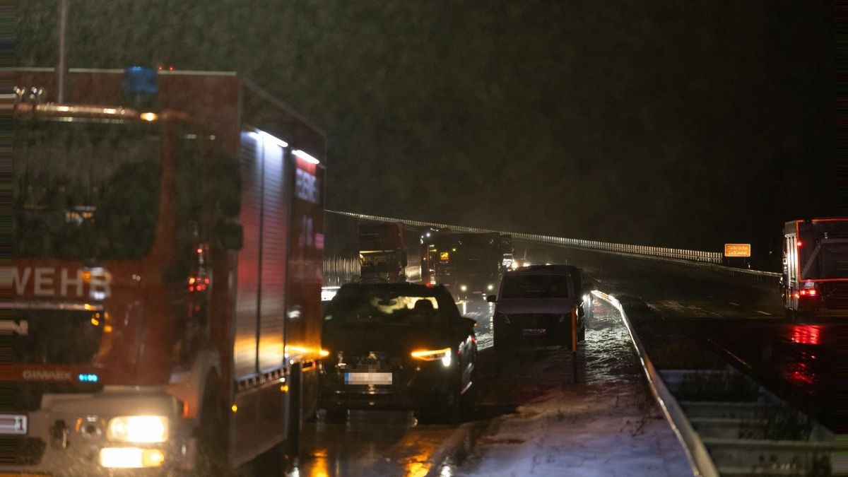 Am Mittwochabend sorgte überfrierende Nässe und Glatteis für ein Chaos auf der Autobahn A71 in Richtung Suhl zwischen den Anschlussstellen Meiningen-Nord und dem Dreieck Suhl.