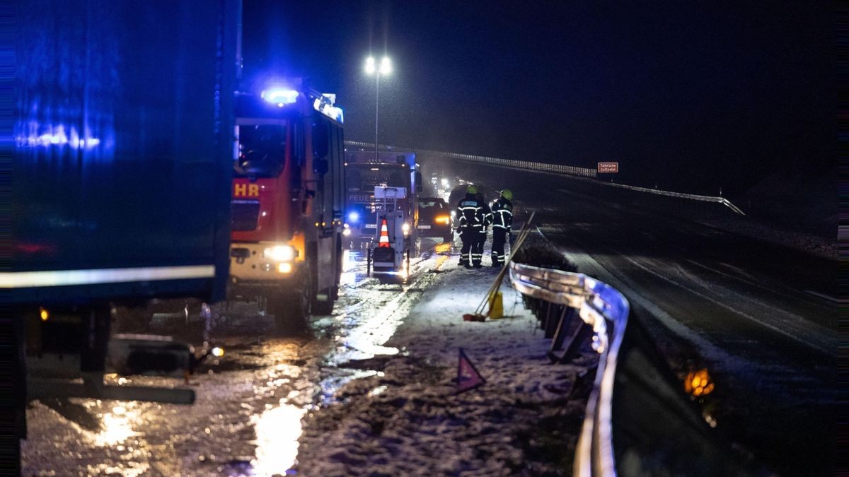 Aufgrund des Unfalls und des Glatteises wurde die Autobahn in Richtung Suhl voll gesperrt.