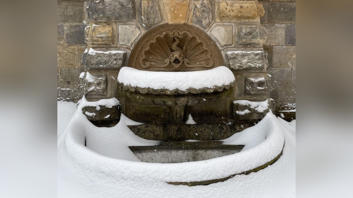 Die Wasserkunst in Gotha führt kein Wasser, dient aber als Auffangbehälter für denb Schnee.