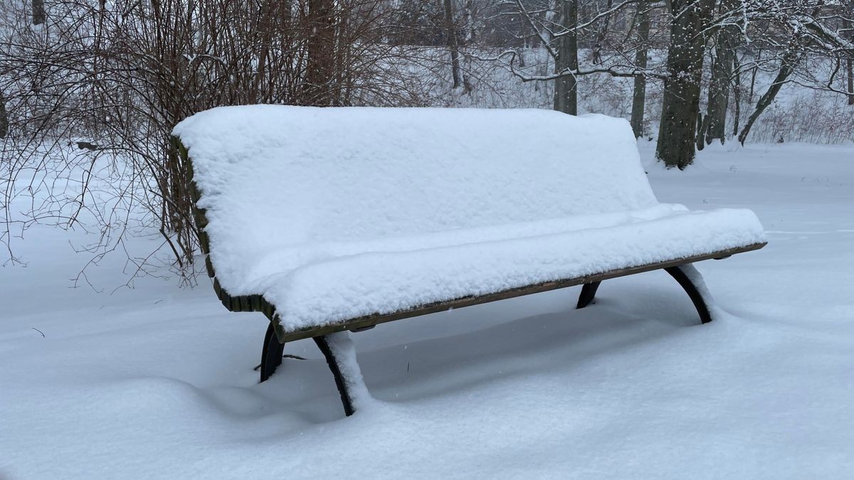 Seit Mittwochnachmittag schneit es auch im Kreis Gotha, hier eine Bank im Schlosspark.