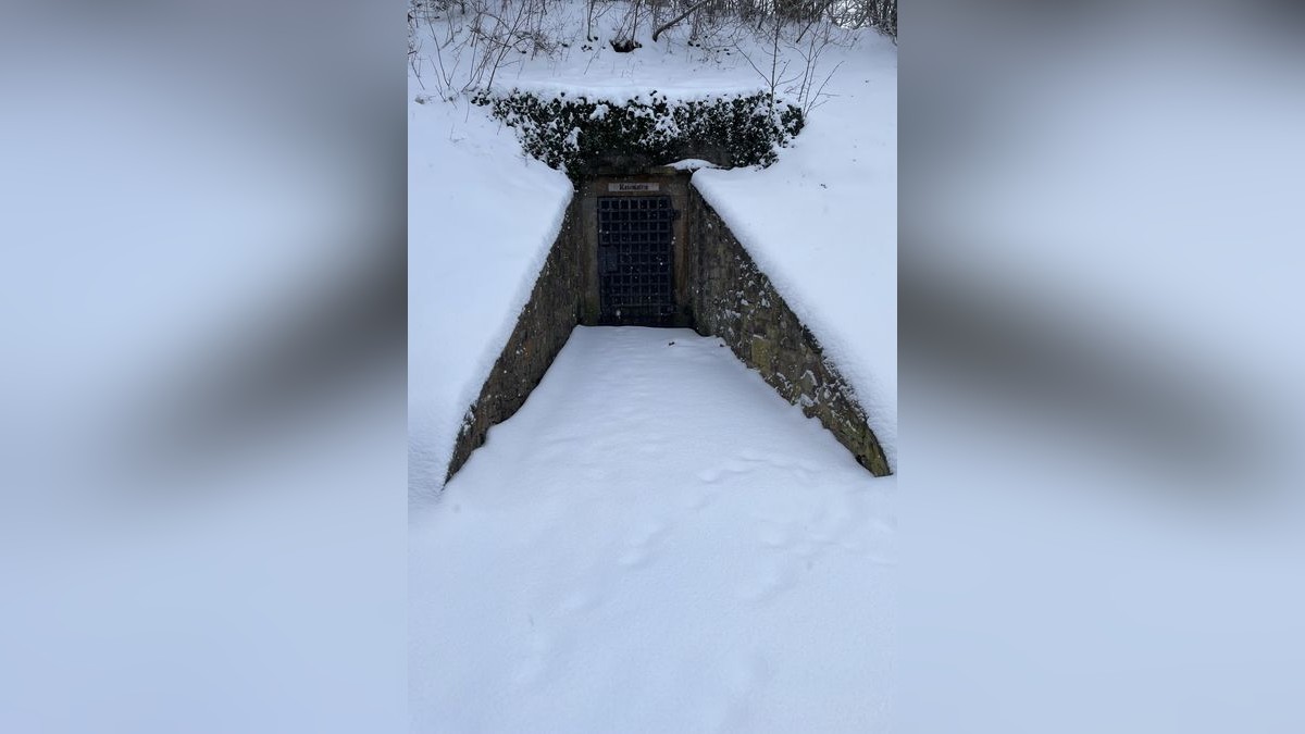 Der Eingang zu den Kasematten im Gothaer Schlosspark.