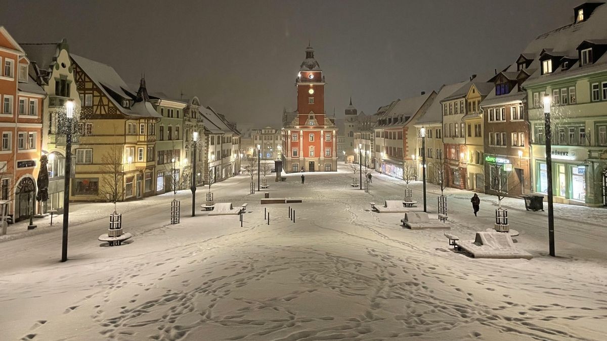 Seit Mittwochnachmittag schneit es auch im Kreis Gotha. Hier der Hauptmarkt mit dem Rathaus in Gotha.