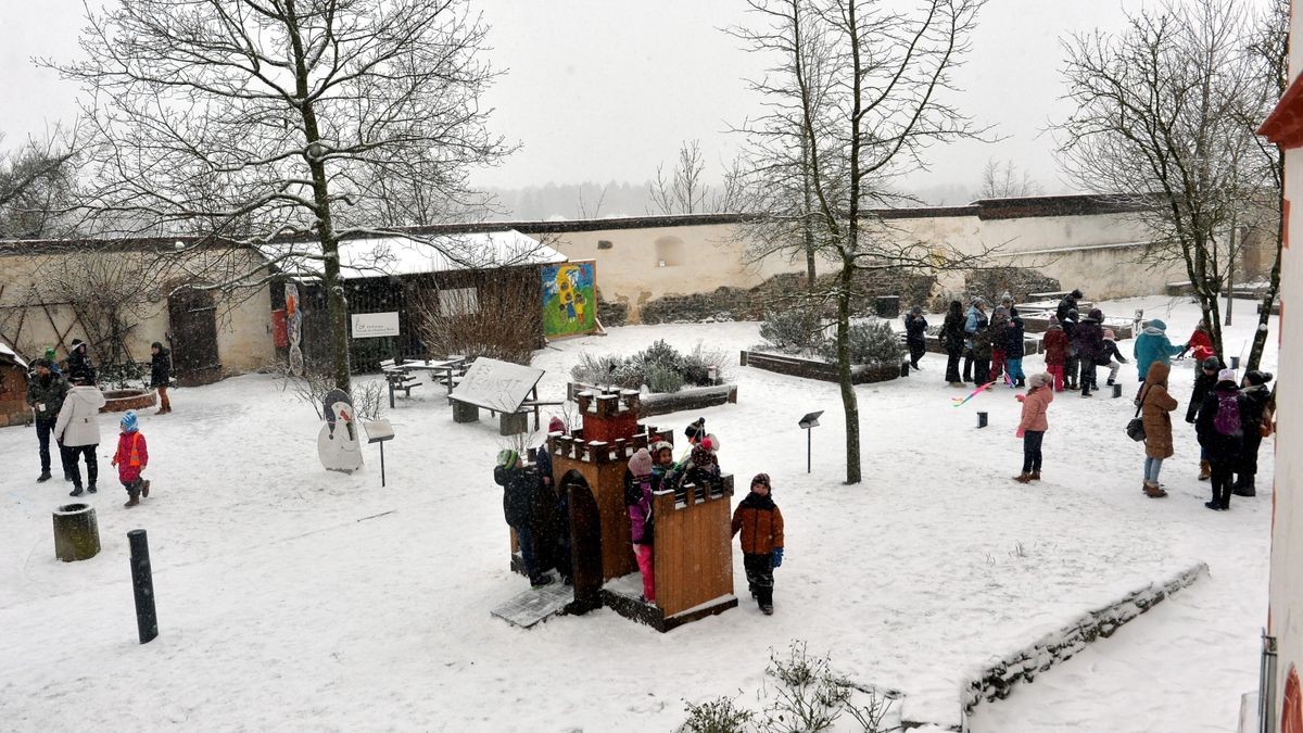 Schneemanntag auf der Osterburg. Dank des Neuschnees bot sich im Burghof eine idyllisch, winterliche Kulisse.