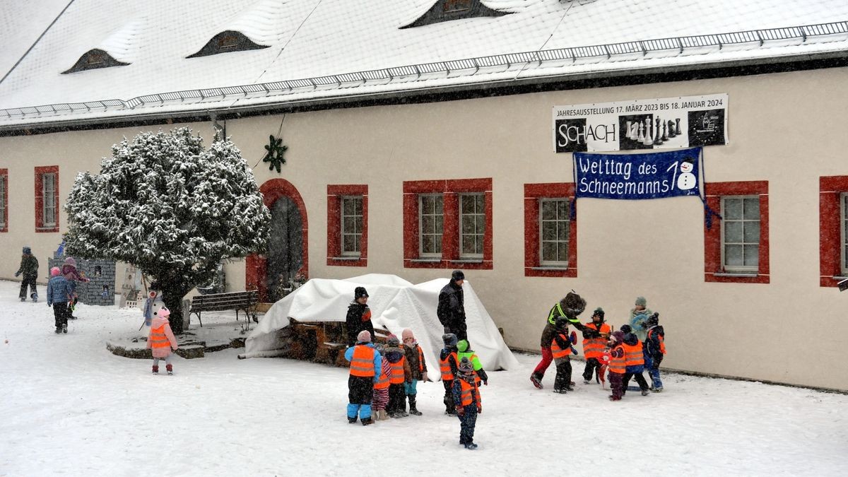 Schneemanntag auf der Osterburg. Dank des Neuschnees bot sich im Burghof eine idyllisch, winterliche Kulisse.