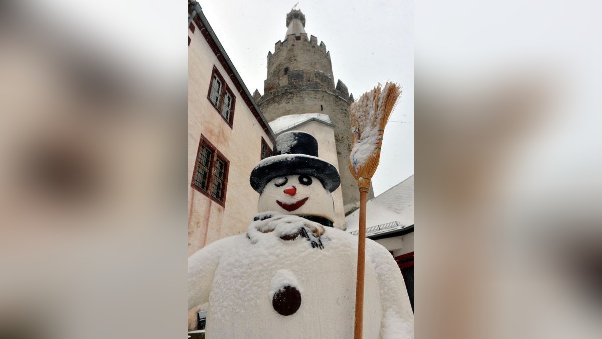 Schneemanntag auf der Osterburg. Dank des Neuschnees bot sich im Burghof eine idyllisch, winterliche Kulisse.